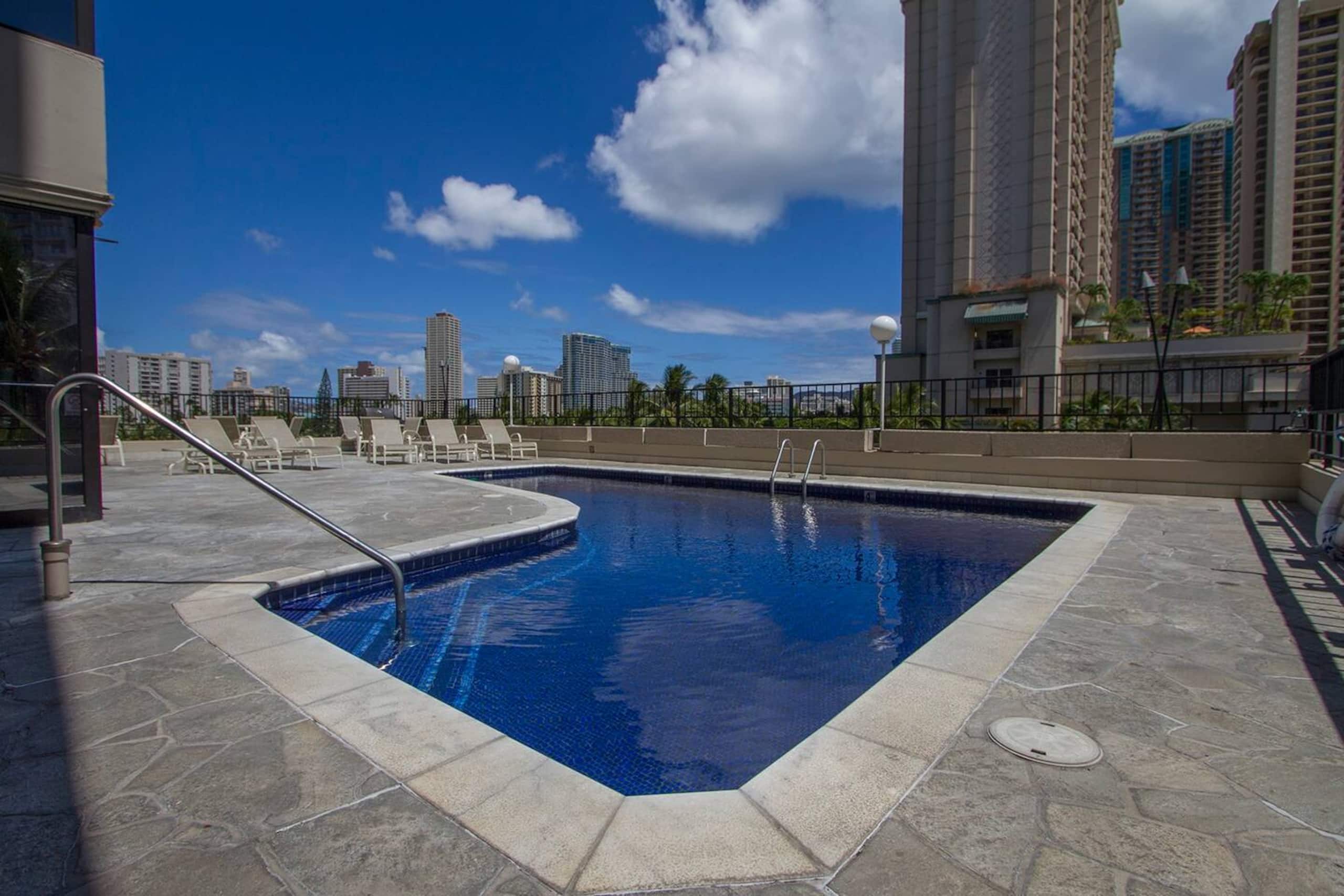 Condo in Honolulu · ★4.8 · Studio · 2 beds · 1 private bath - Image 14