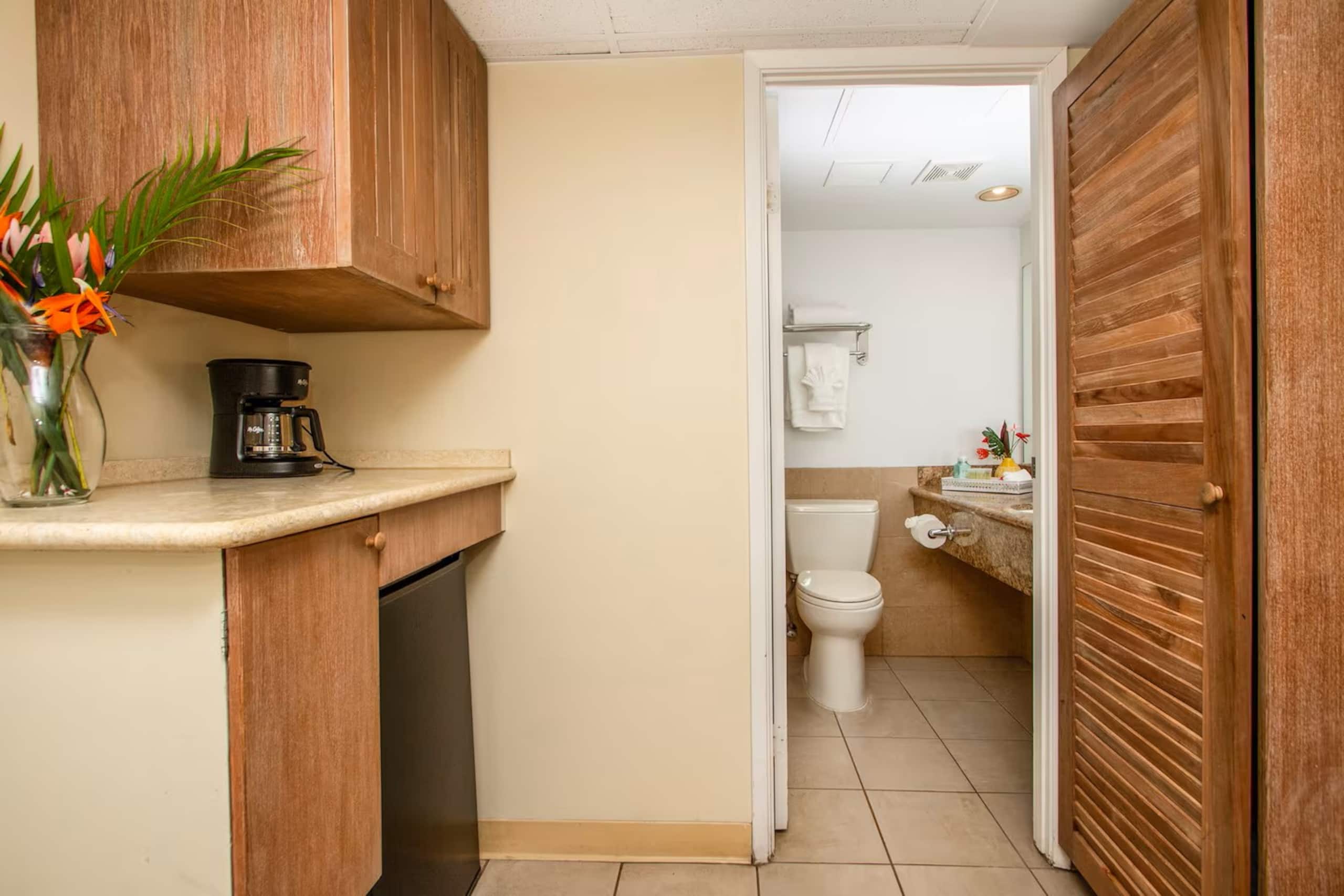 Condo in Honolulu · ★4.8 · Studio · 2 beds · 1 private bath - Image 12