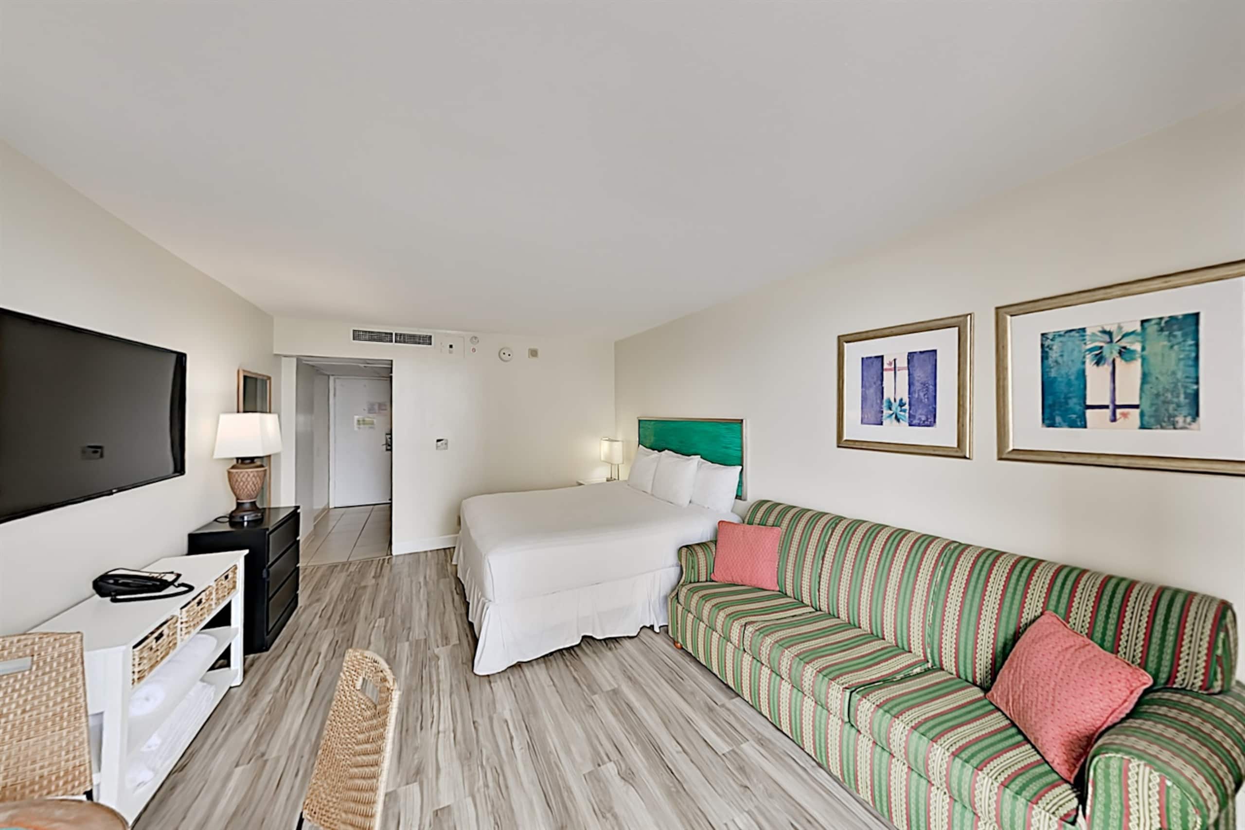 Condo in Honolulu · ★4.8 · Studio · 2 beds · 1 private bath - Image 2