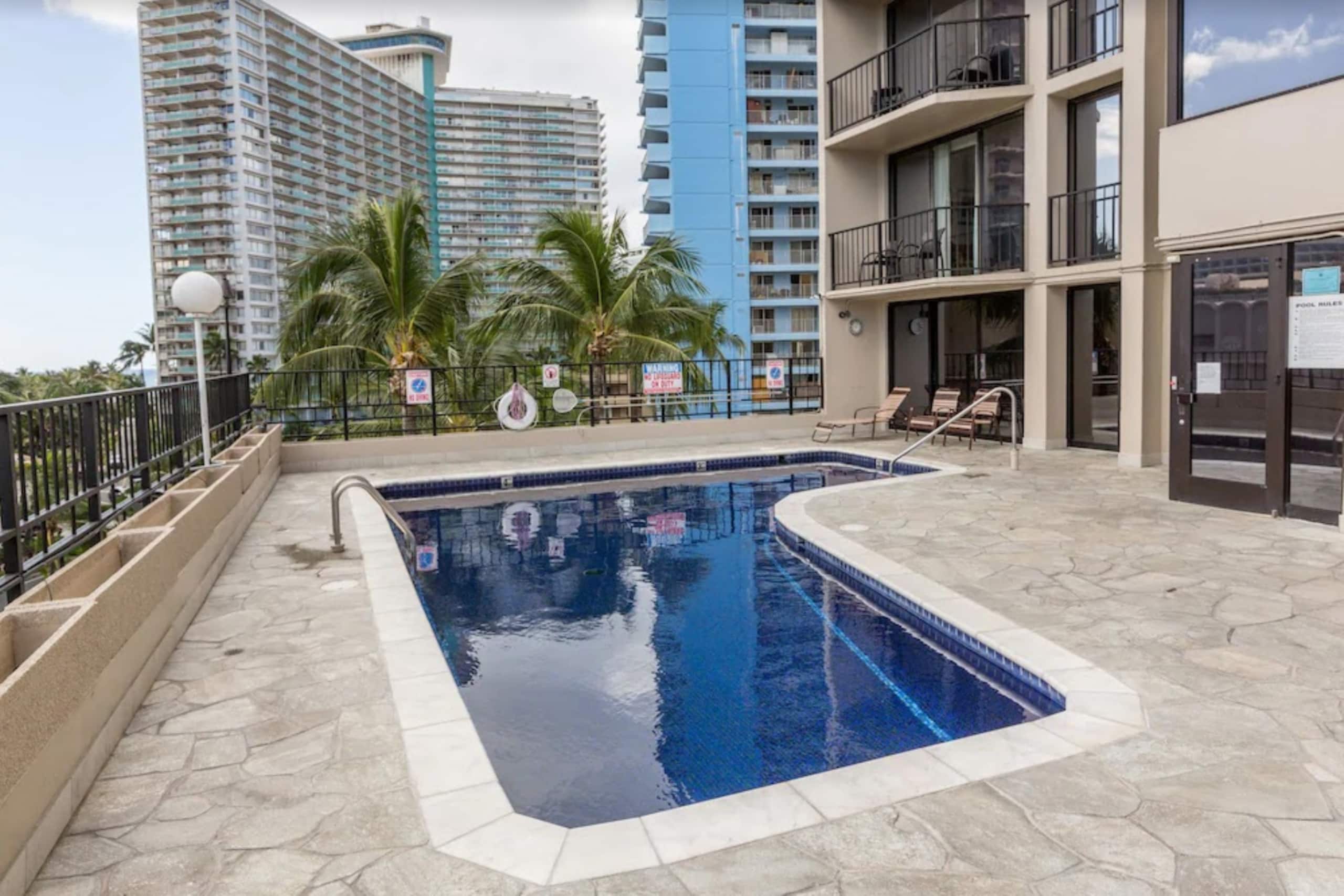 Condo in Honolulu · ★4.8 · Studio · 2 beds · 1 private bath - Image 13