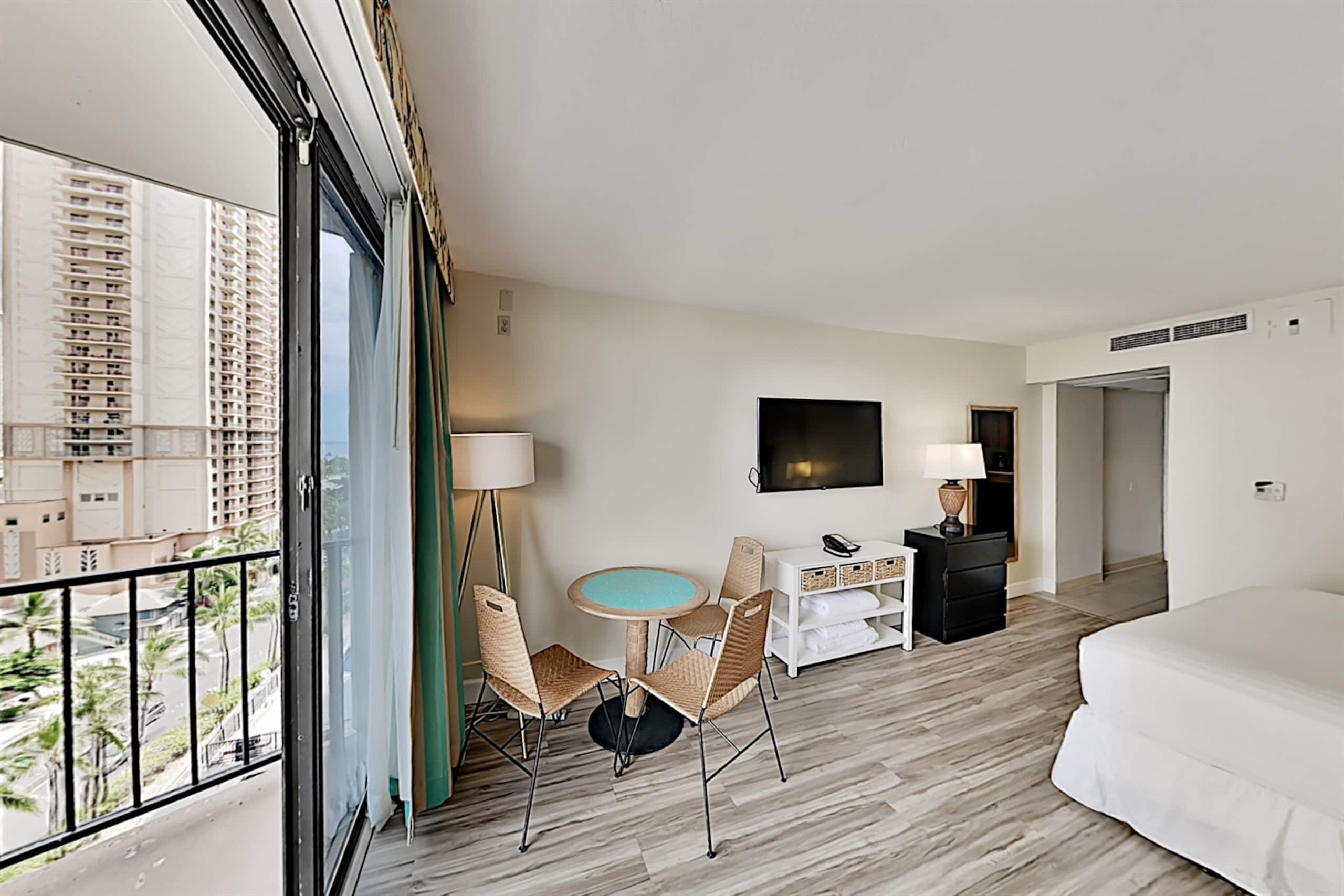 Condo in Honolulu · ★4.8 · Studio · 2 beds · 1 private bath - Image 3