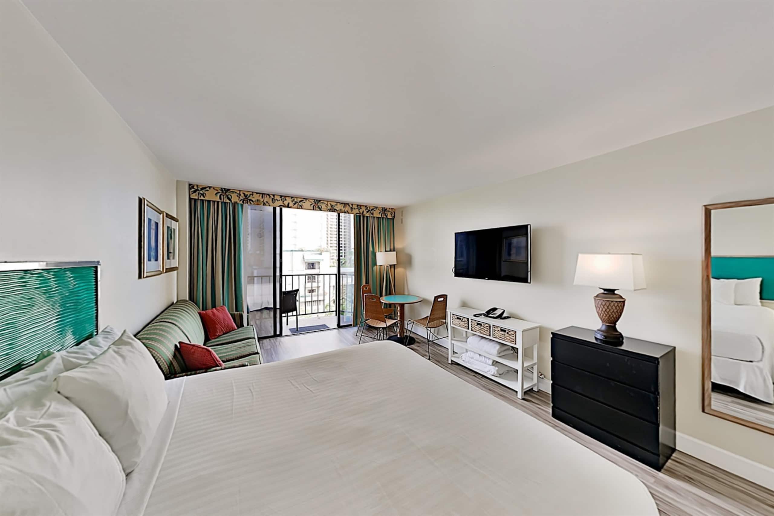 Condo in Honolulu · ★4.8 · Studio · 2 beds · 1 private bath - Image 10