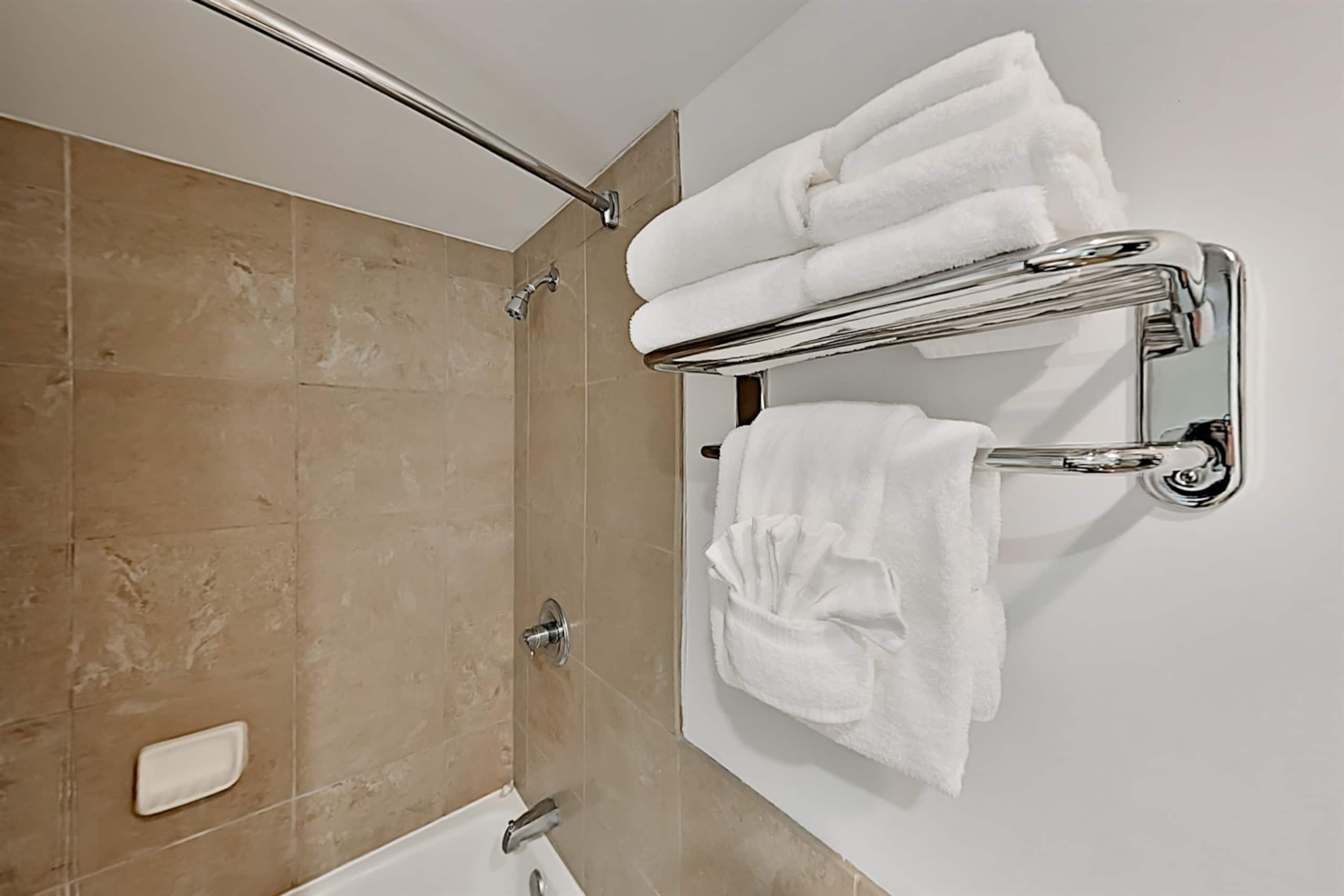 Condo in Honolulu · ★4.8 · Studio · 2 beds · 1 private bath - Image 9