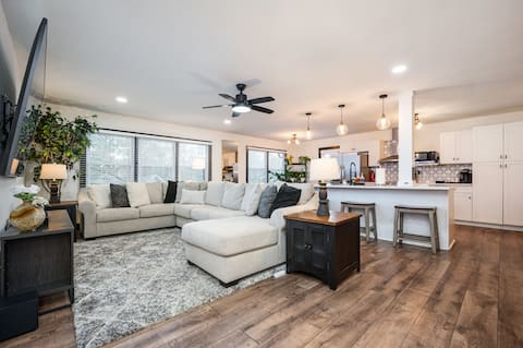 Top performing Airbnb: 5BR/3BA Stylish Modern Home in Decatur in Candler Mc Afee