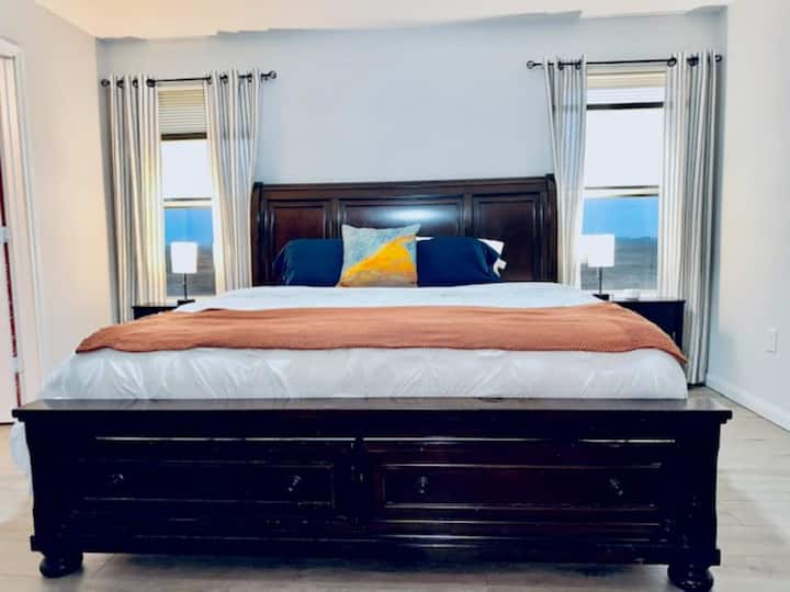 Cama tamaño king con Smart TV, baño privado completo y un escritorio para una zona de trabajo tranquila.