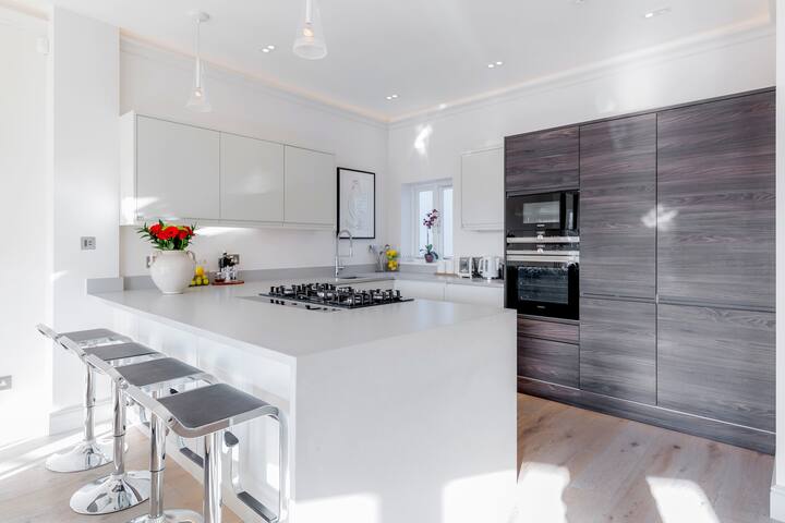 Modern & Stylish 2bed/2bath close to Kings Road gallery image 3