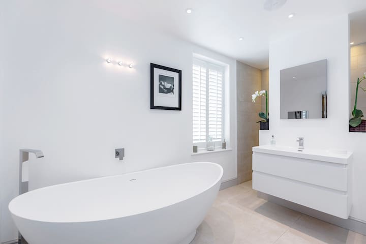 Modern & Stylish 2bed/2bath close to Kings Road gallery image 4