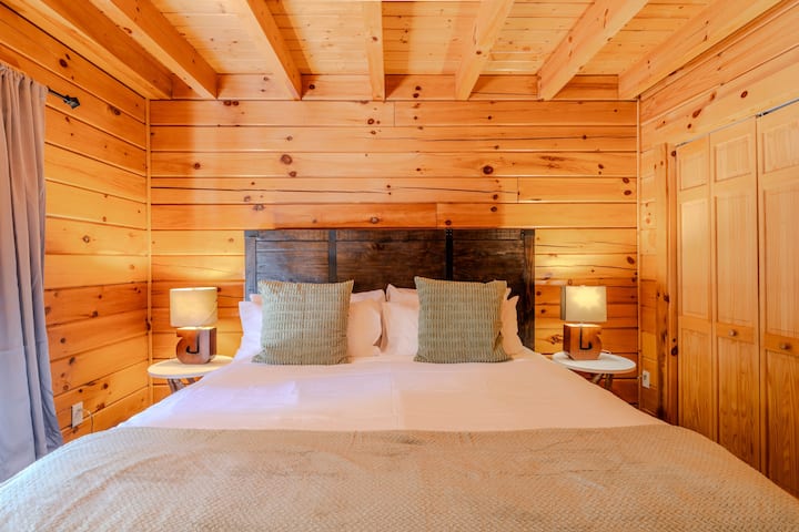 O quarto 2 tem uma cama king size.