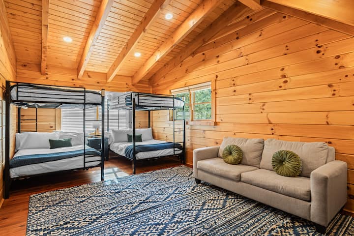 O quarto 3 dispõe de 2 beliches completos e um sofá