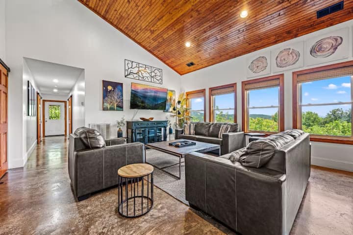 Bear Point - The Meeting Place W/ Hot Tub, Games! - Gatlinburg, TN