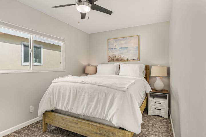 Მე ‑ 2 საძინებელში არის ორადგილიანი საწოლი.