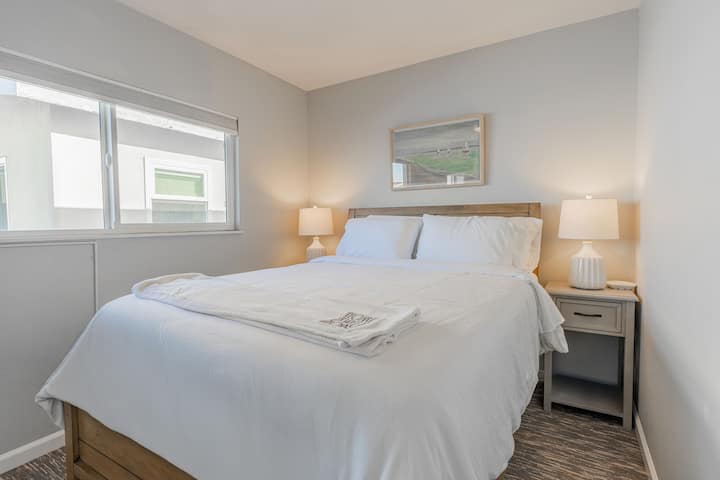 Მე-3 საძინებელში არის ორადგილიანი საწოლი და ტელევიზორი.