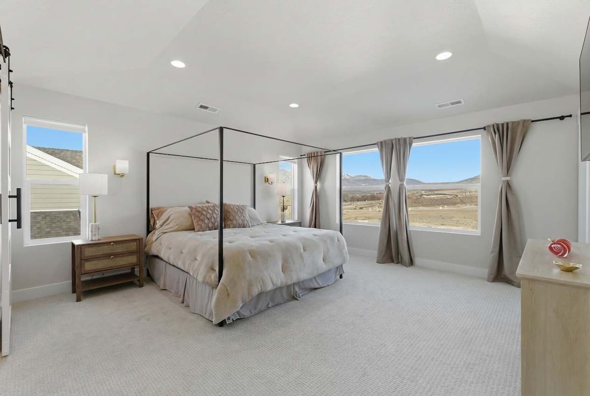 Primary suite with king bed and mountain views