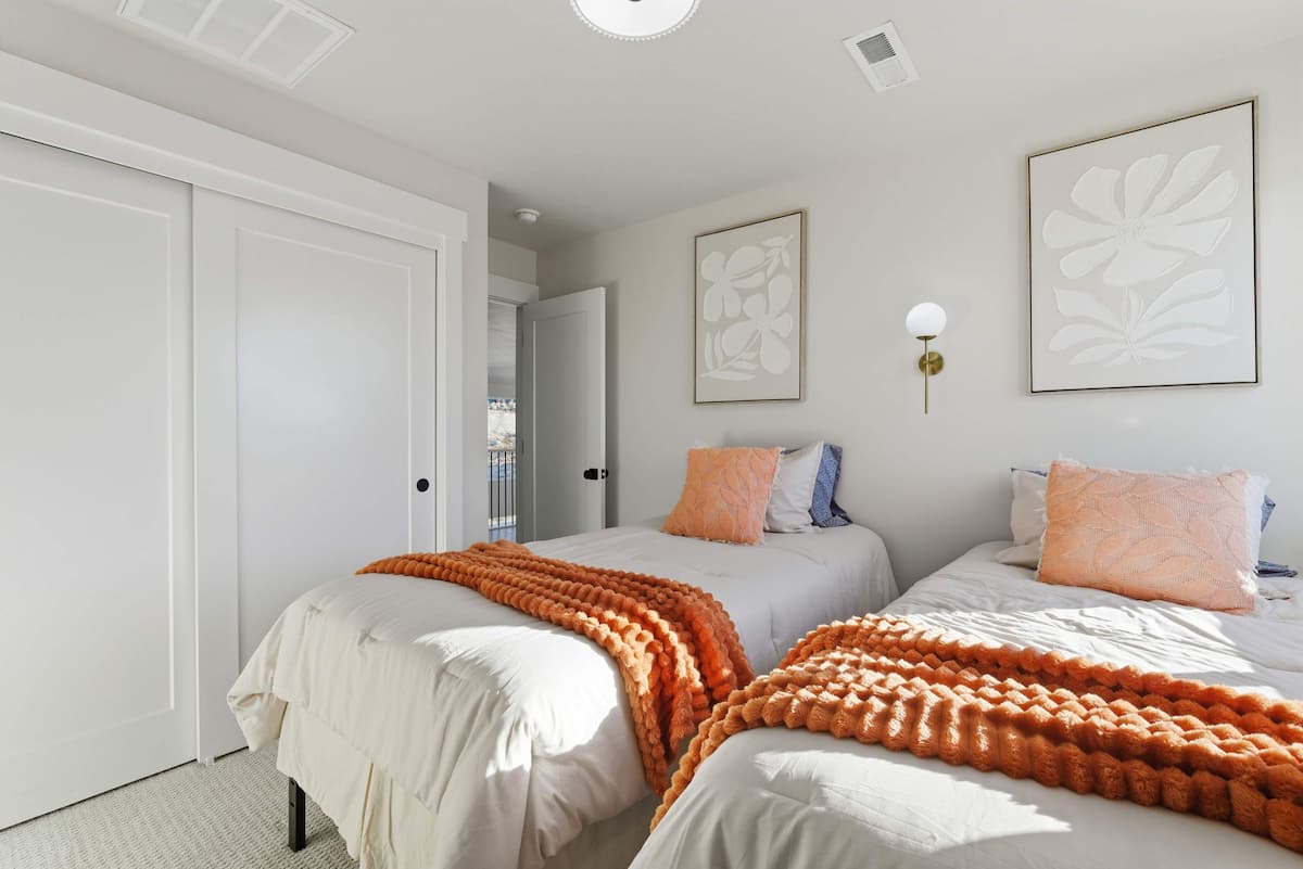 Twin bedroom