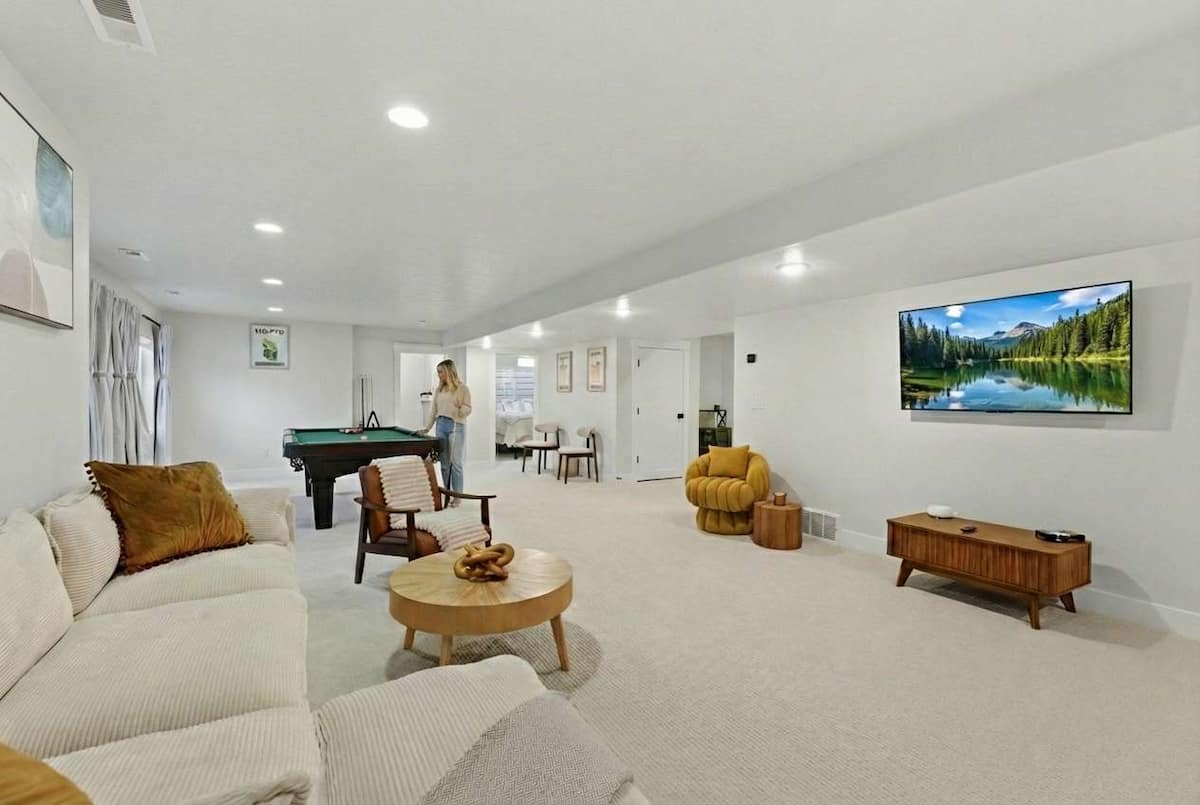 Downstairs game room and lounge