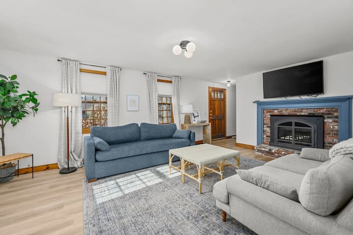 Charming Cape Retreat With Coastal Comfort - Chatham, MA