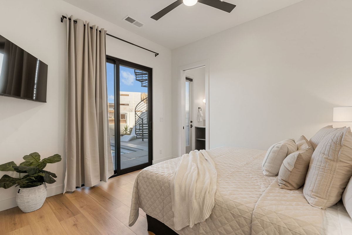 Slaapkamer met kingsize bed