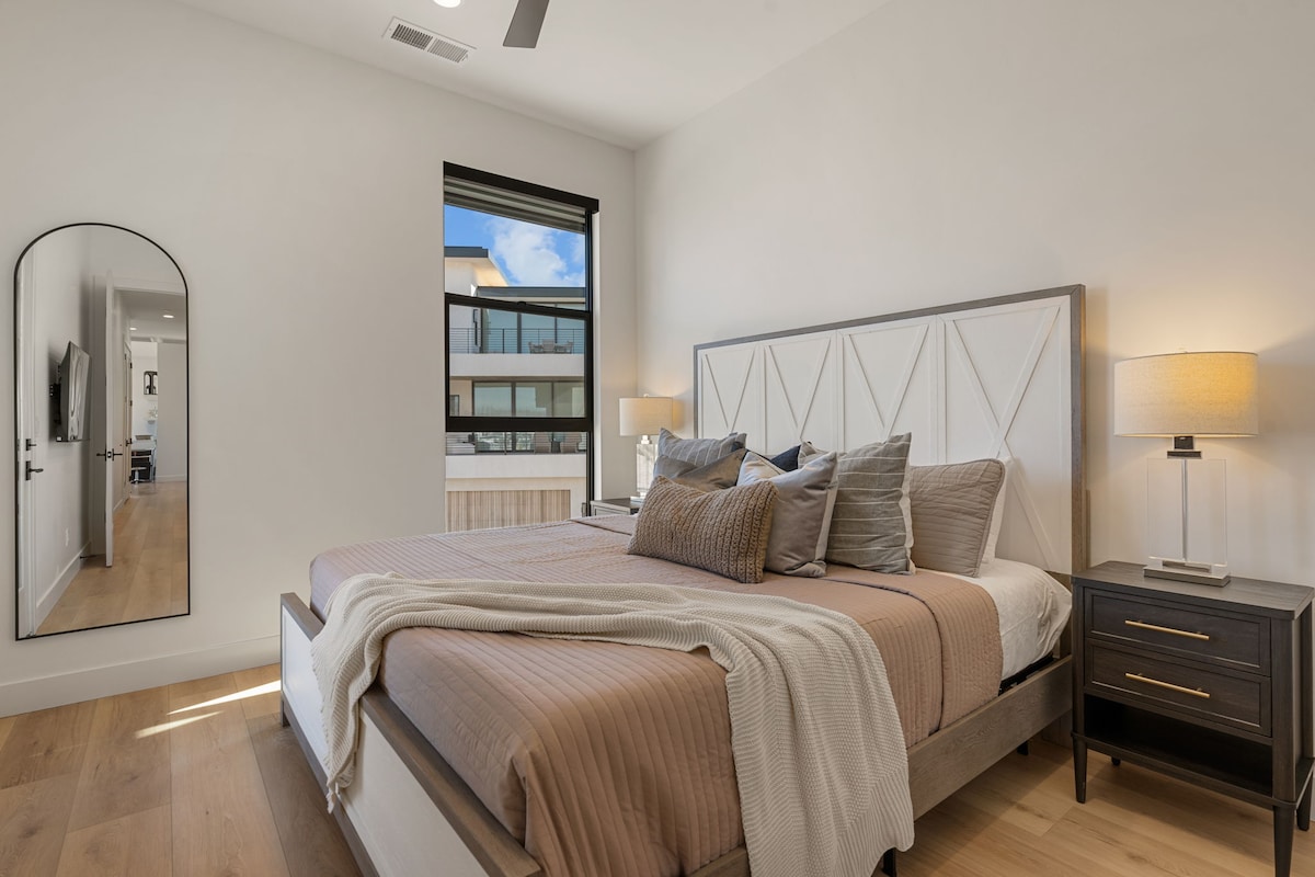 Slaapkamer met kingsize bed