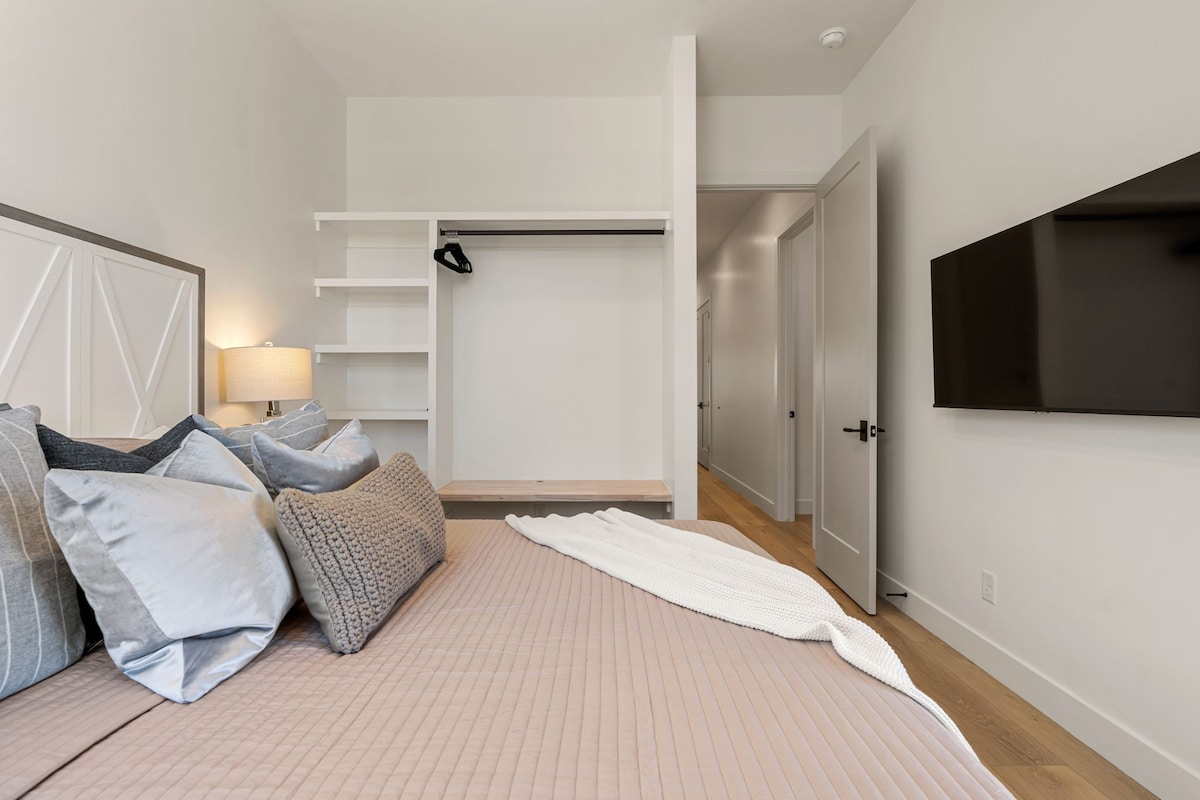 Slaapkamer met kingsize bed