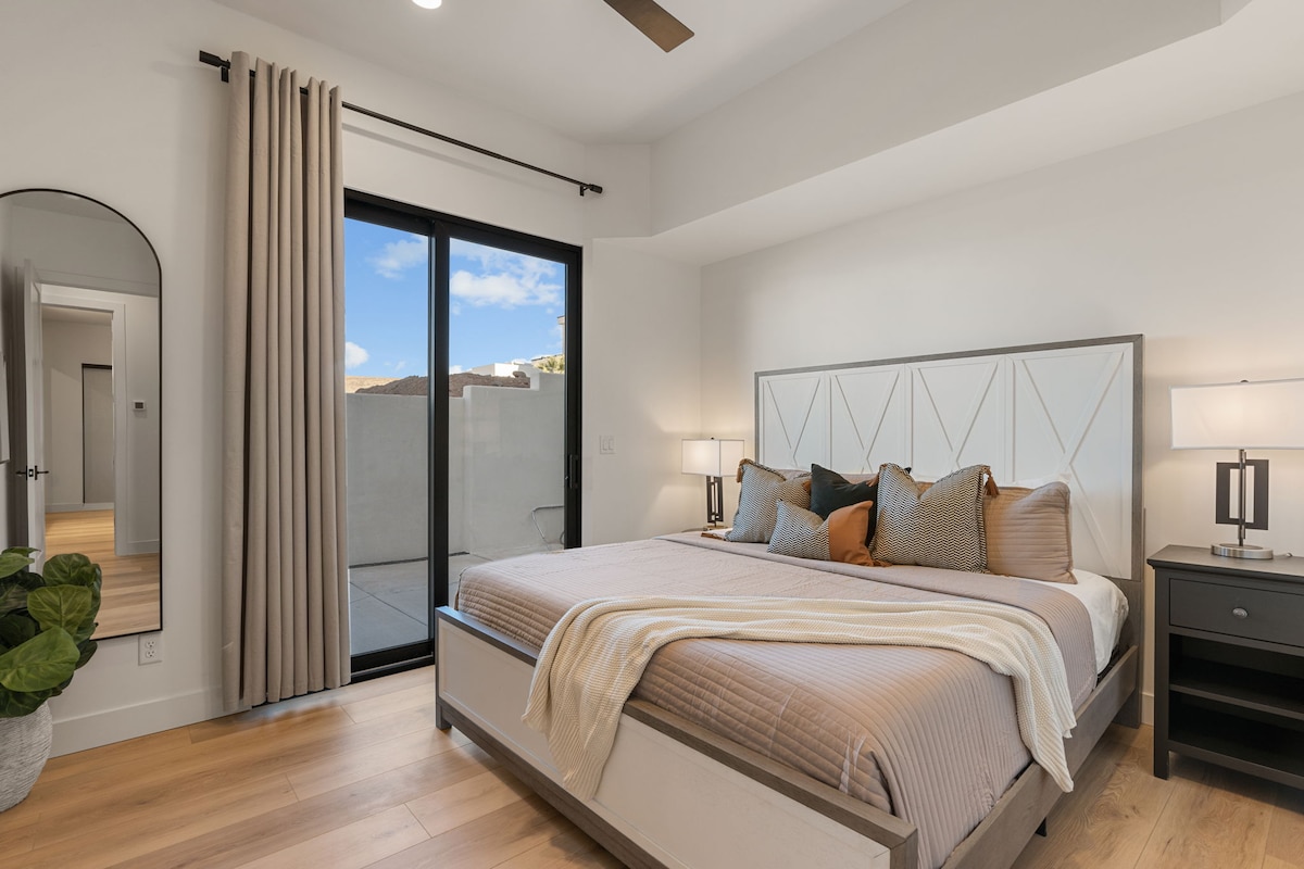 Slaapkamer met kingsize bed