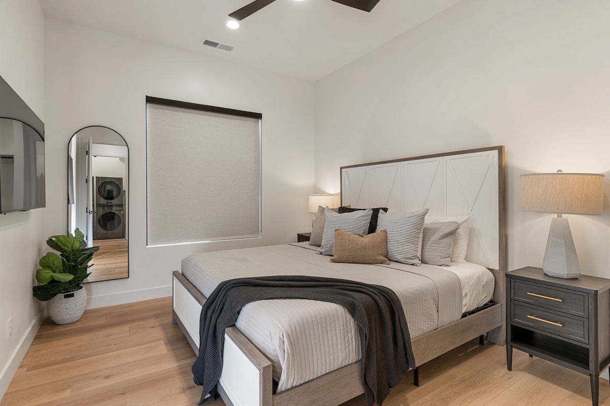 Slaapkamer met kingsize bed