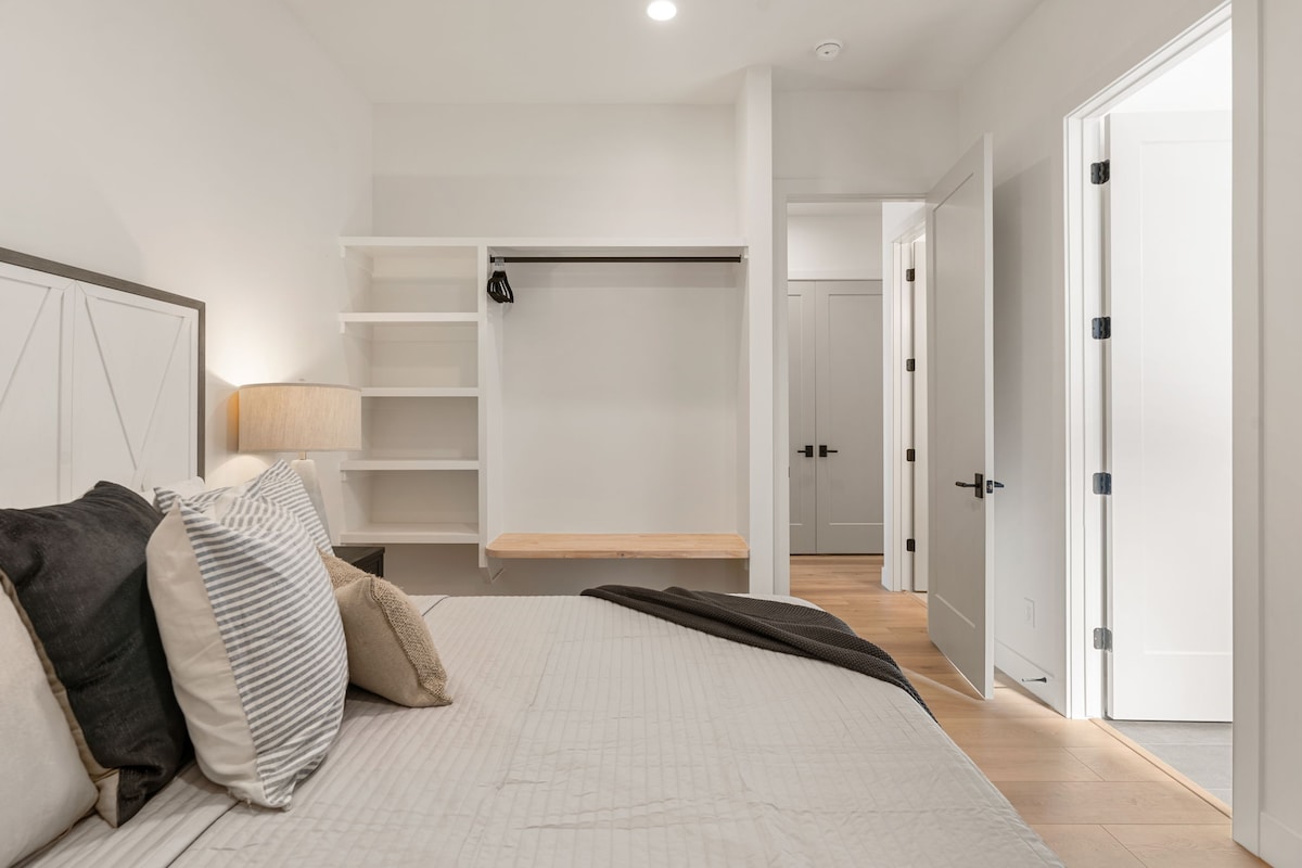 Slaapkamer met kingsize bed