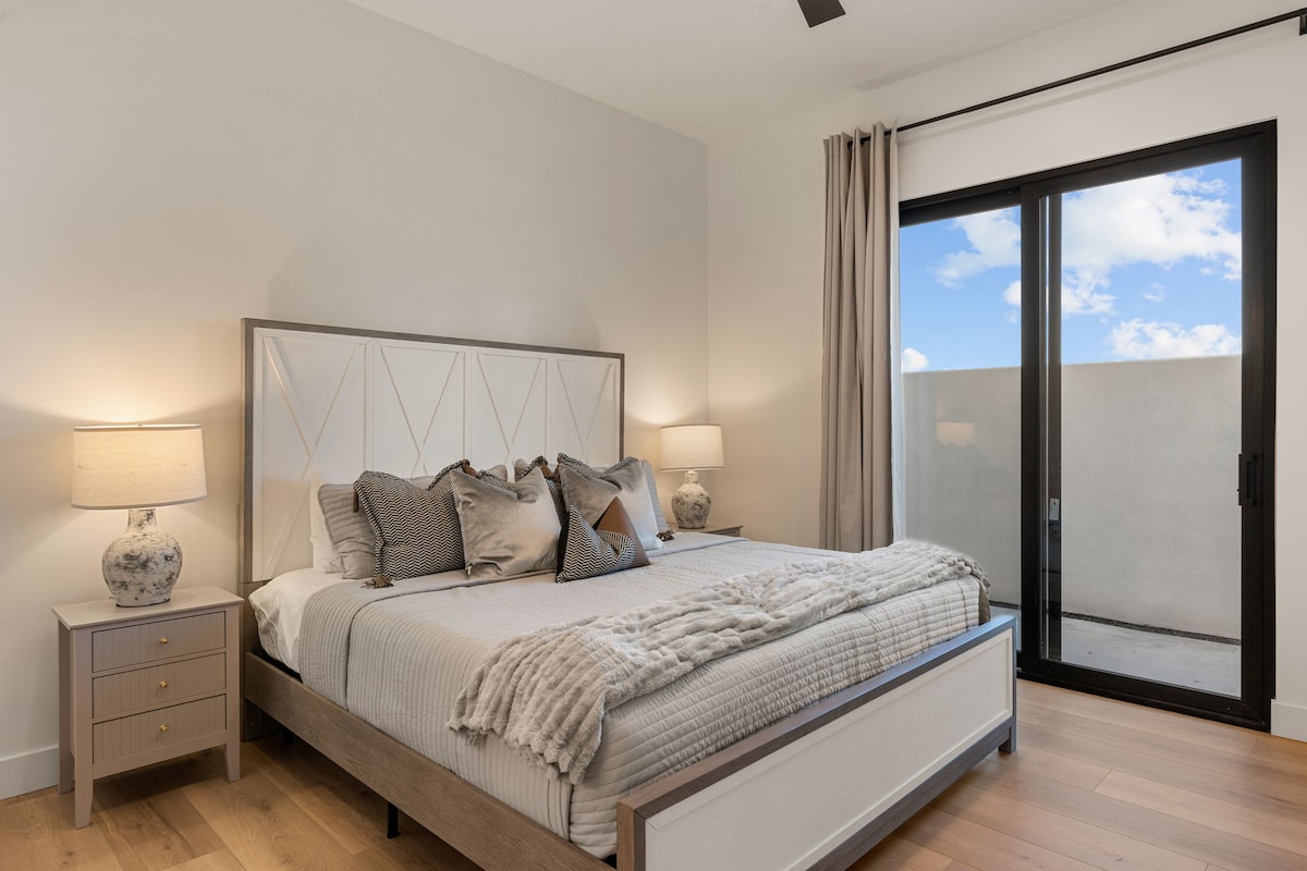 Slaapkamer met kingsize bed