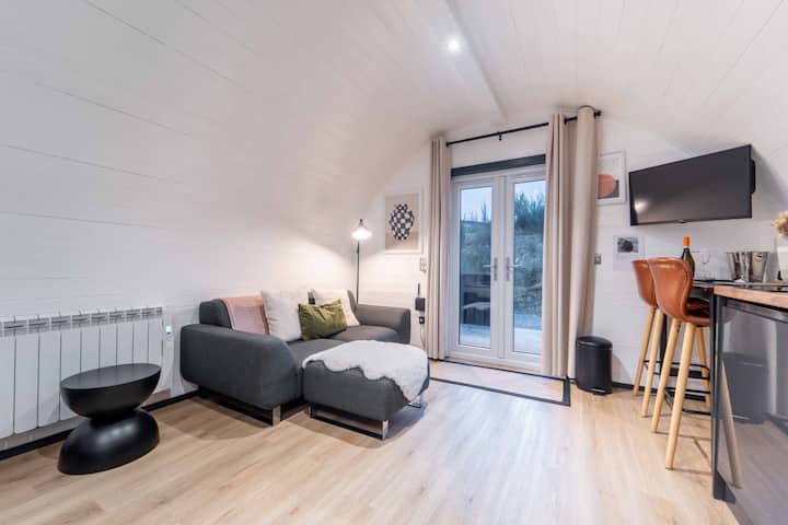 Apex Studio Pod & Jacuzzi Bath - Fort William