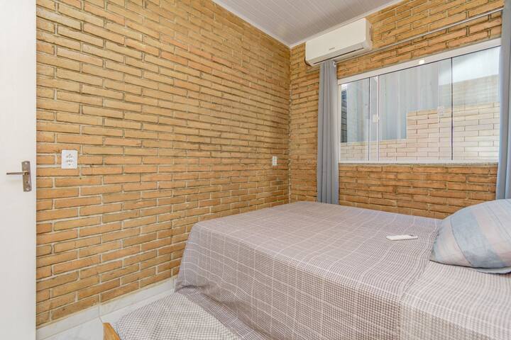 Quarto confortável com ambiente acolhedor
