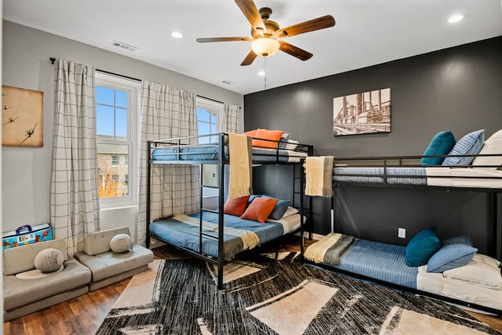 Habitación moderna con literas: disfruta de una estancia tranquila con una cama elegante y un rincón dedicado a las literas, que ofrece mucho espacio para que todos se recarguen.