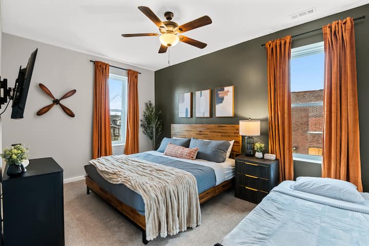 Amplia suite de invitados: relájate en este amplio dormitorio con una cama tamaño queen de madera, un sofá cama doble adicional y un televisor inteligente de alta definición para la mejor escapada en grupo.