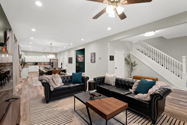 Family Luxury Getaway: Hot Tub, Sauna & Game Room - Saint-Louis, MO