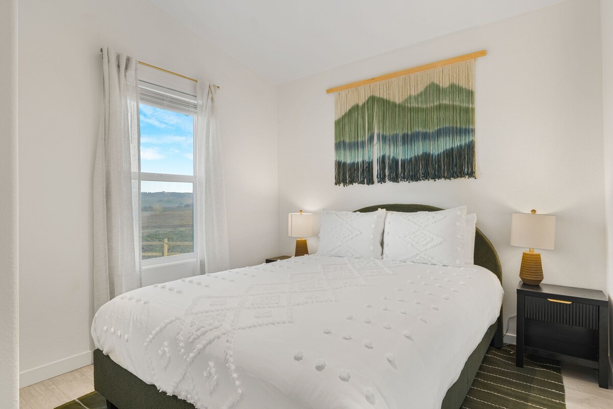 בחדר שינה 2 יש מיטת קווין סייז.