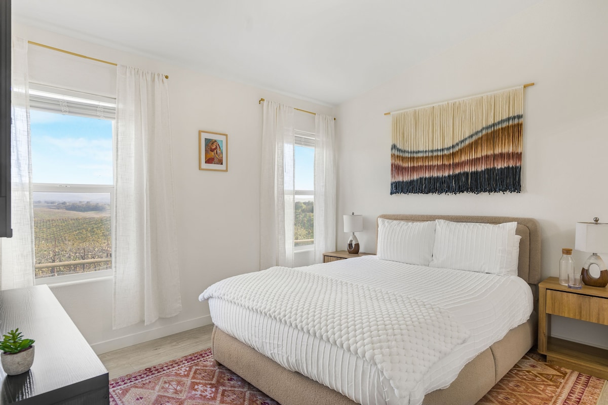 בחדר השינה הראשי יש מיטת קינג סייז, טלוויזיה וחדר רחצה צמוד.