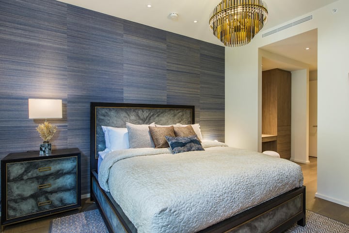 ความสะดวกสบายสุดหรูในห้องนอนที่หรูหราของคุณ มีผ้าปูที่นอนระดับพรีเมียมและรายละเอียดการออกแบบที่ประณีตเพื่อการนอนหลับที่สมบูรณ์แบบ