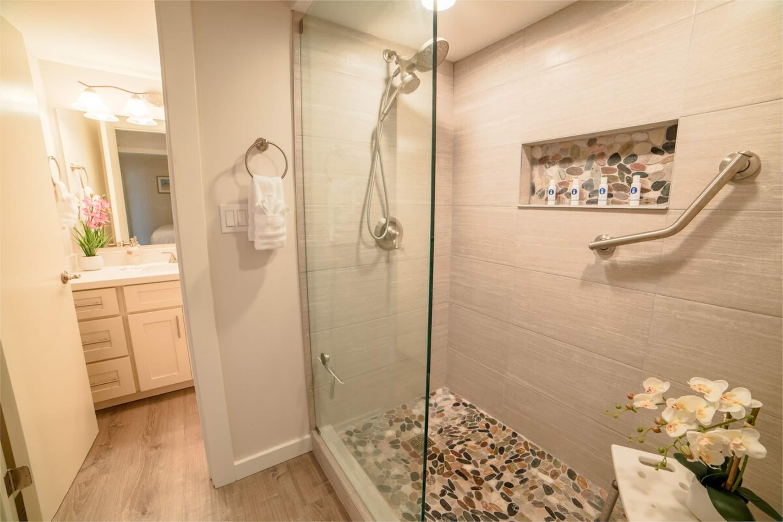 Condo in Lahaina · ★4.33 · 1 bedroom · 2 beds · 1 private bath - Image 17