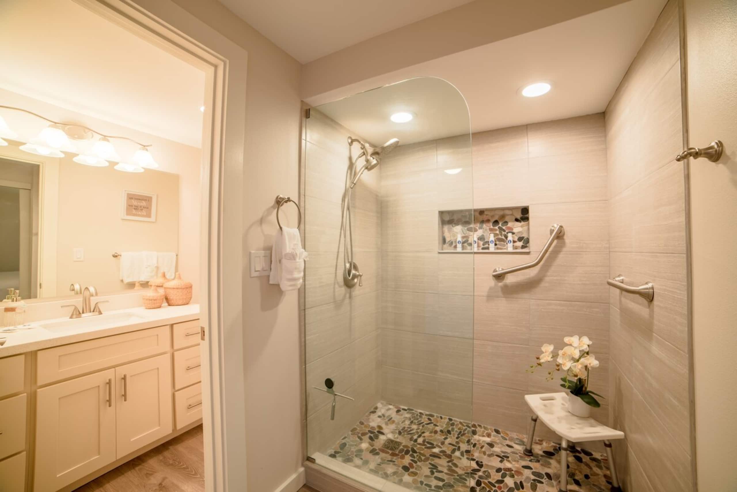 Condo in Lahaina · ★4.33 · 1 bedroom · 2 beds · 1 private bath - Image 18
