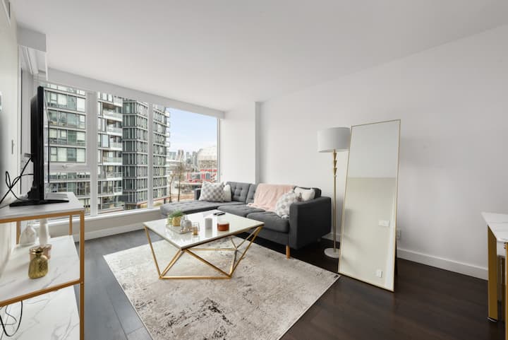 Modern 1br Suite In False Creek | Balcony & Gym - Vancouver