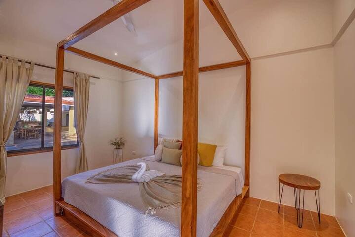 Walk to Beach - Hot Tub - King bed Suite and AC