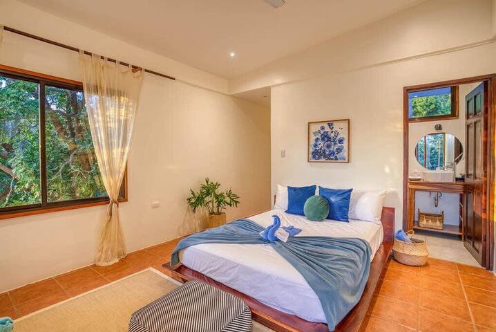 Walk to Beach - Hot Tub - Ensuite Queen bed Room