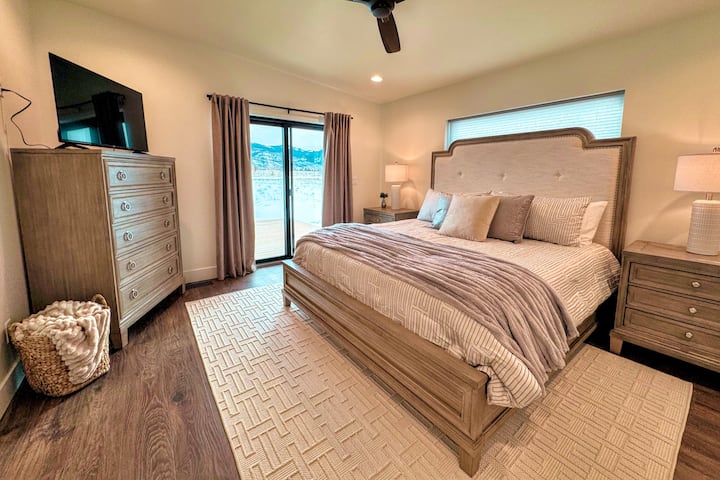 Основната спалня разполага с голямо двойно легло, гледка към планината Титон, смарт телевизор и просторна баня.