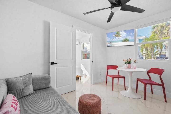 Pink Palm*steps To Beach*pool & Sofa Bed - Fort Myers Beach, FL