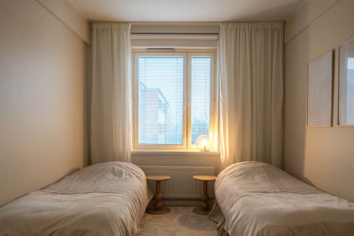 غرفة النوم الثانية بسريرين منفصلين بعرض 80 سم