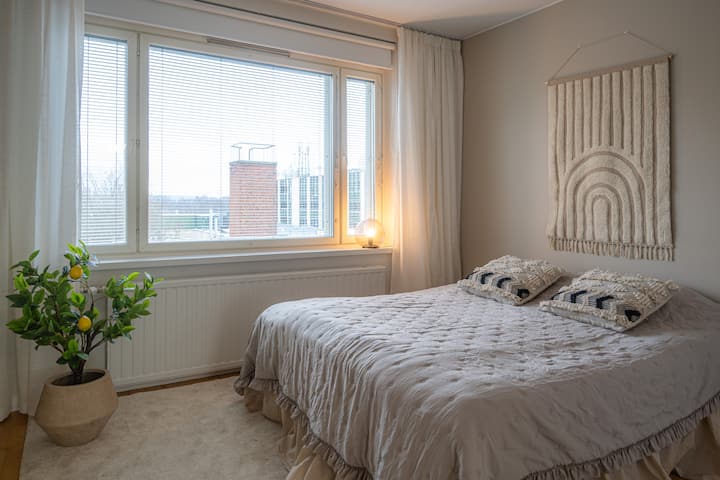 غرفة النوم الرئيسية مع إطلالة على المدينة والبحيرة من بعيد