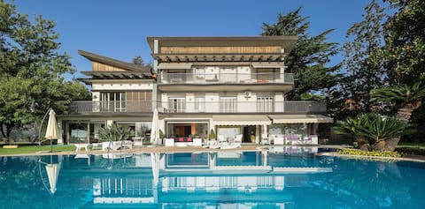 Villa with pool and stunning views, 22 sleeps!