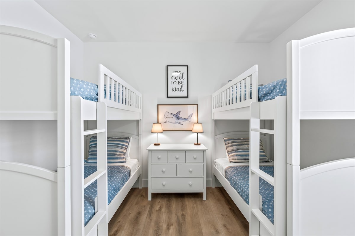 ชั้น 2 - ห้องเตียงสองชั้นพร้อมเตียงเดี่ยว 4 เตียงและห้องน้ำในตัวพร้อมฝักบัว/อ่างอาบน้ำคอมโบ