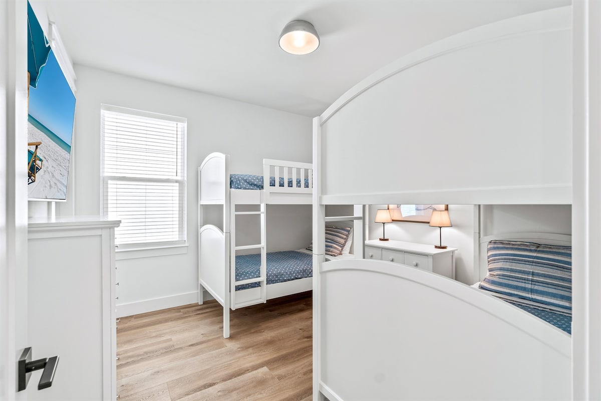 ชั้น 3 - ห้องเตียงสองชั้นพร้อมเตียงเต็ม 4 เตียงและห้องน้ำในตัวส่วนตัวพร้อมฝักบัวแบบวอล์คอิน