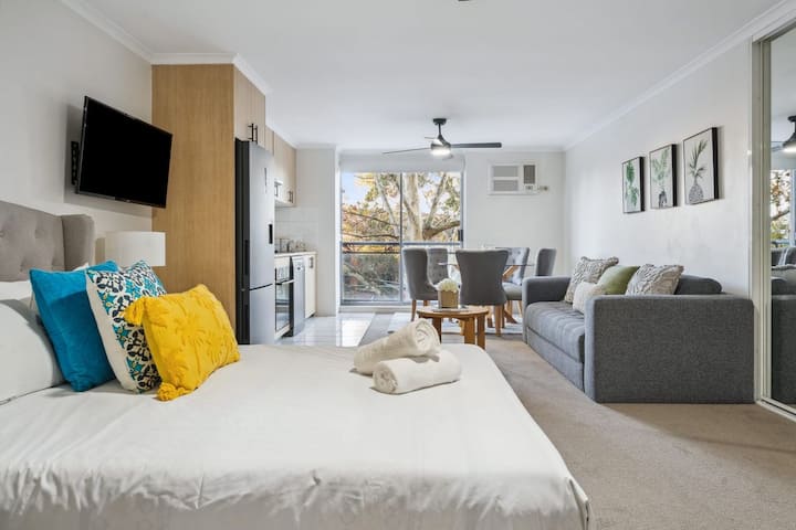 Comfy Crows Nest Studio With Balcony - Crows Nest