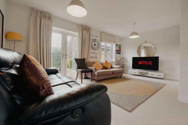 3 Bed House Business Sleeps 5 Location Wifi - Redhill