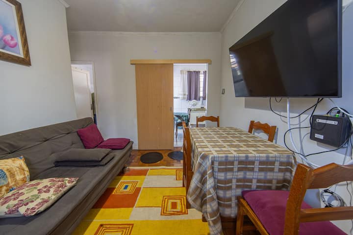 Sala de estar com TV ideal para relaxar
